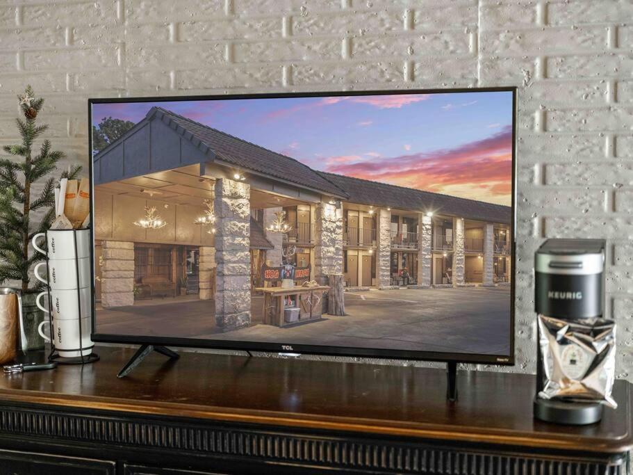 Stonegate Lodge King Bed Wifi Roku Tv Salt Water Pool Room #203 Юрика-Спрінгс Екстер'єр фото